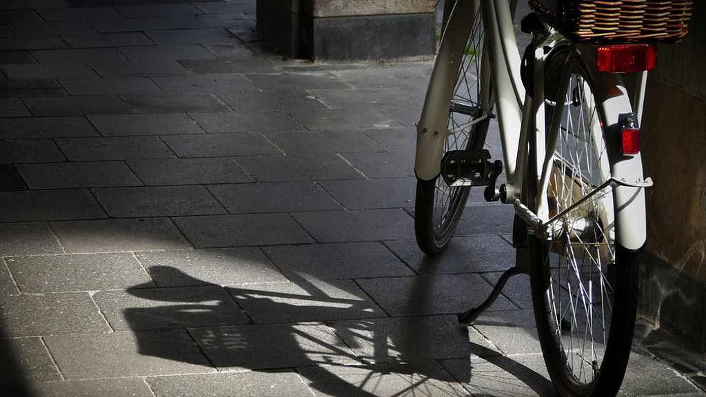 Münster-Altstadt-Fahrrad Ein Fahrrad, angelehnt an einer Laterne