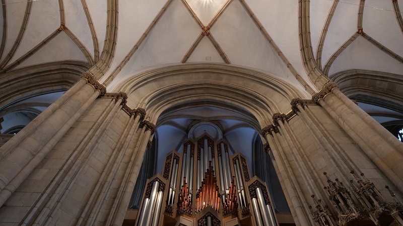 Große Kirche von Innen mit Orgelpfeifen und großem Gewölbe
