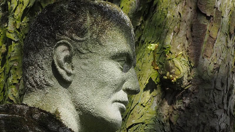 Steinernes Gesicht Statue