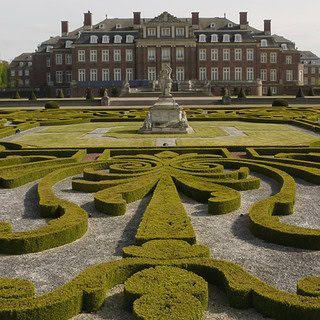 Labyrinth aus Pflanzen vor dem Schloss