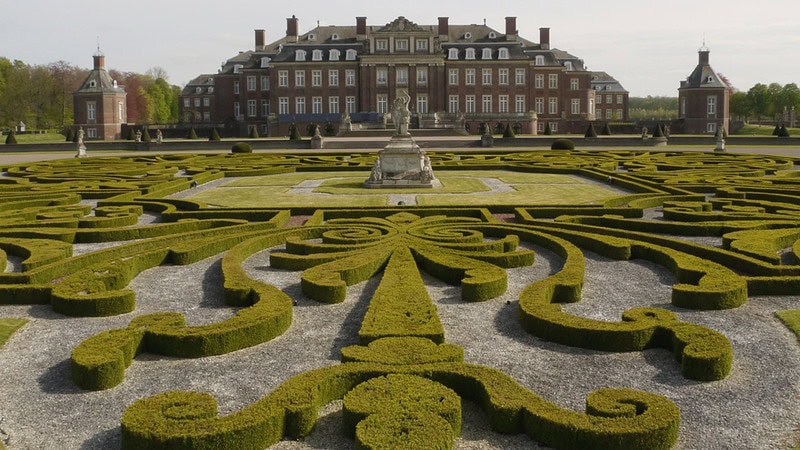 Labyrinth aus Pflanzen vor dem Schloss
