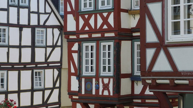 Altes Fachwerkhaus mit roten Holzbalken und kleinen Fenstern