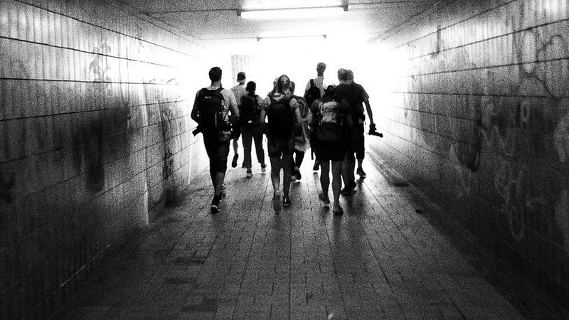 Kleine Personengruppe in einer Unterführung in Schwarz/Weiß Fotografiert