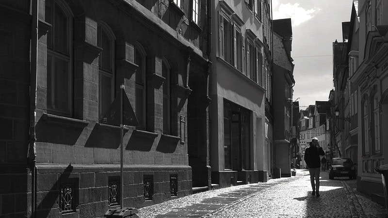 Gasse/Seitenstraße in Schwarz/Weiß Fotografiert