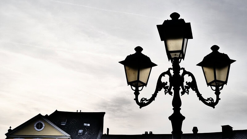 alte Laterne mit drei Schirmen