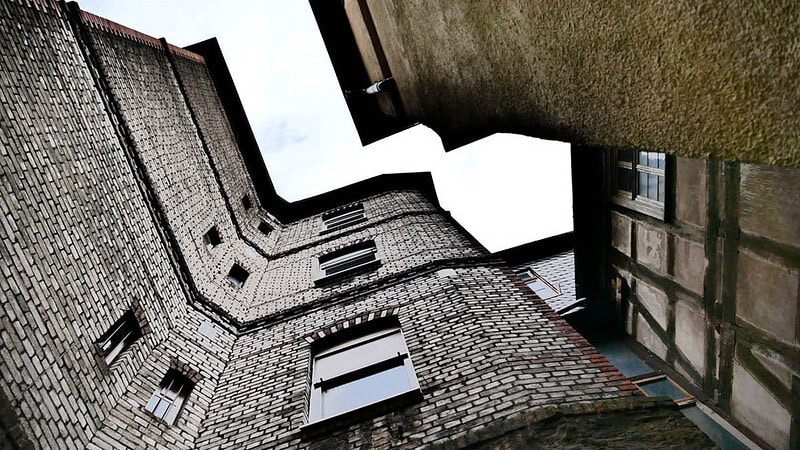 geschwungene Hauswand von unten nach oben Fotografiert