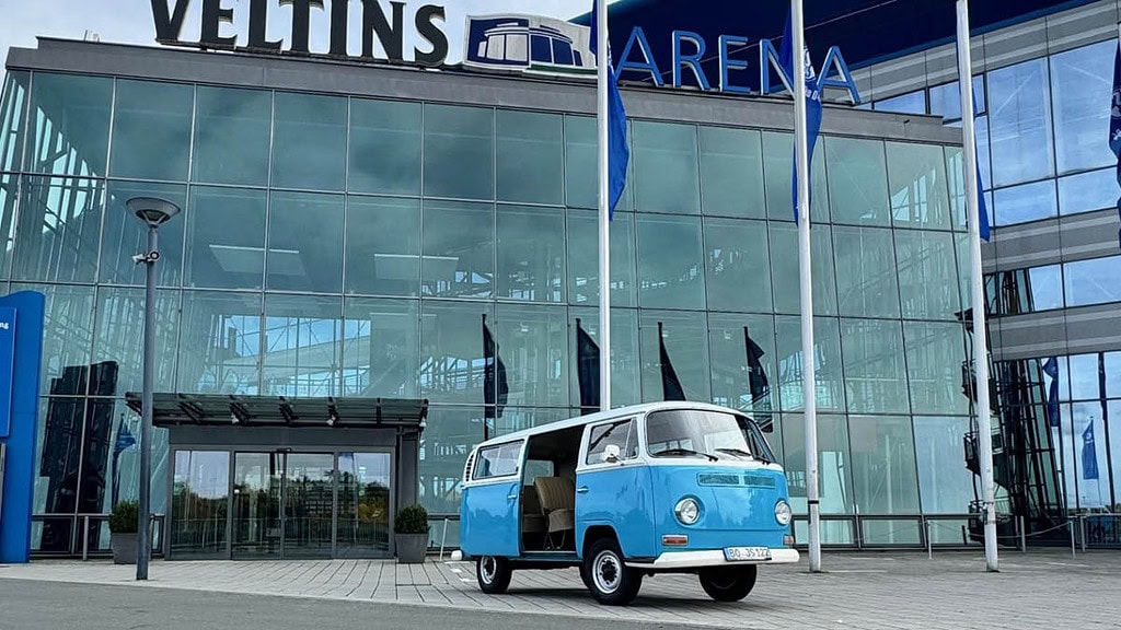 Blauer VW Bulli steht vor dem Eingang des Schalke Stadions