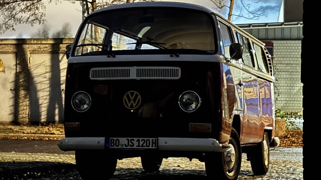 roter VW Bulli großes Foto