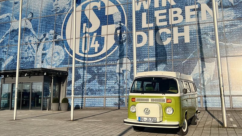 Grüner VW Bulli vor dem Schalke Stadion