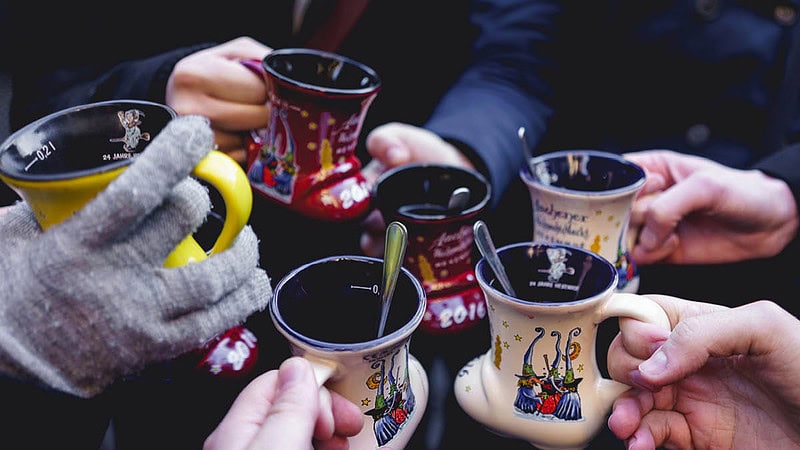 eine Gruppe Leute stößt mit Glühwein an