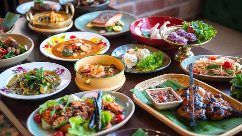 Thailändische regionale Vor- und Hauptspeisen.