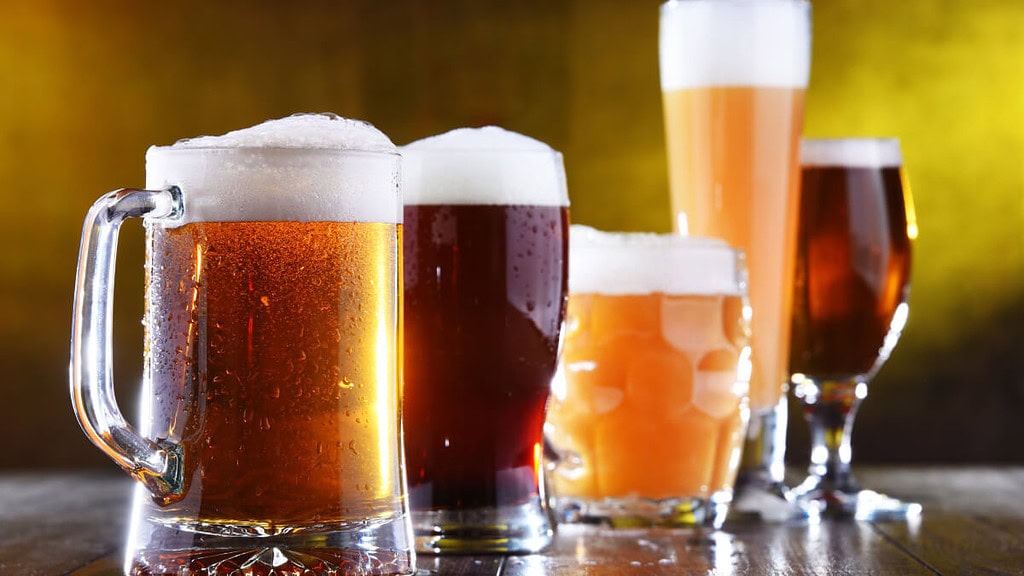 5 Gläser mit verschiedenen Biersorten stehen auf dem Tisch
