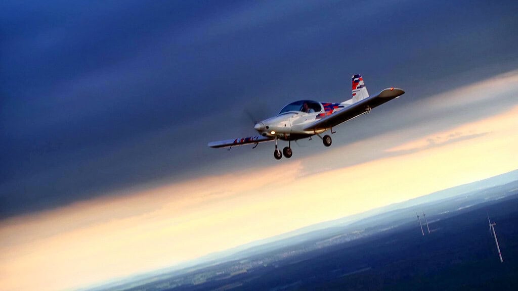 Ein Pioneer 200 Flugzeug fliegt abends