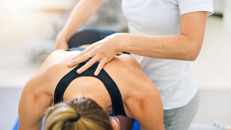 Sportmassage in Suttgart Rücken einer Frau wird massiert