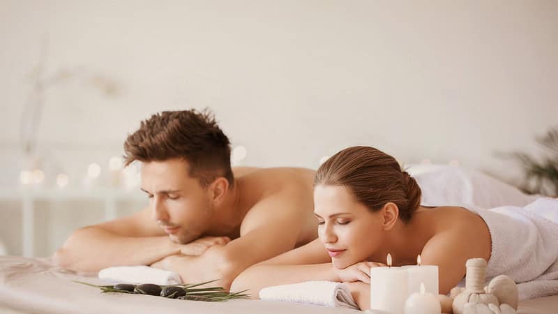 Paarmassage in Stuttgart - Man und Frau liegen entspannt auf der Liege