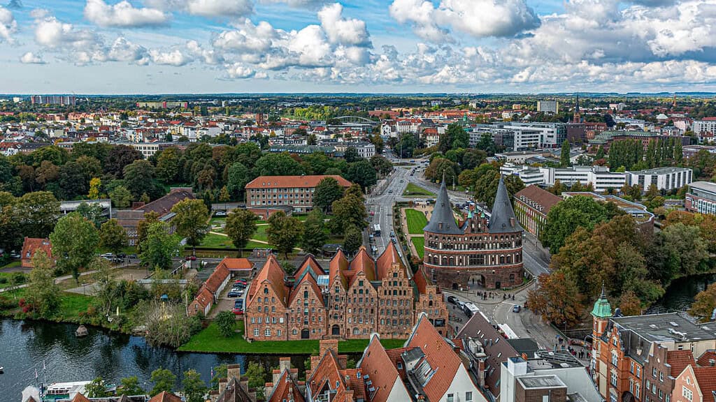 Weite Aussicht auf die Innenstadt Lübeck und deren Umgebung- Ballonfahrt- über Lübeck