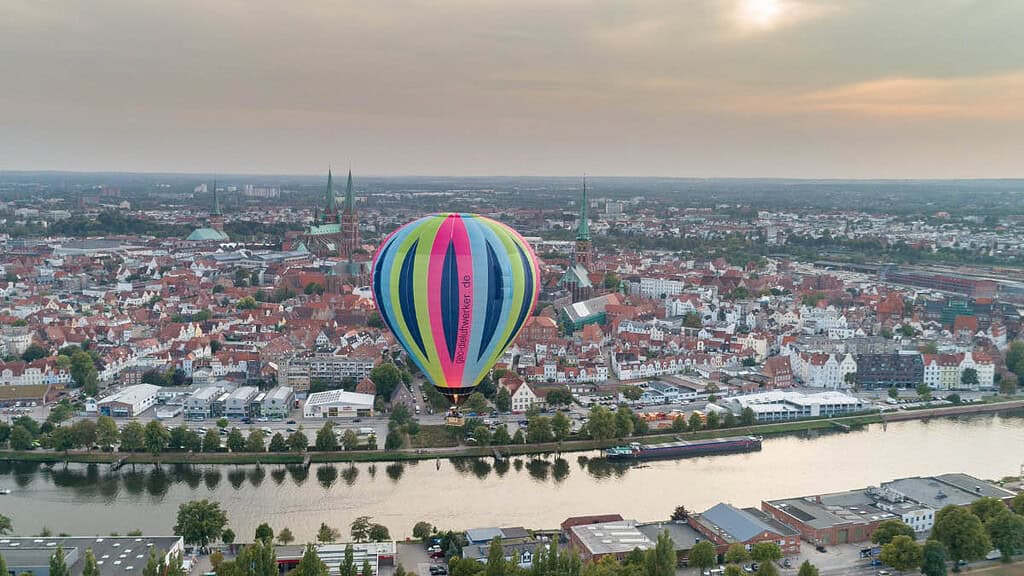 Bunter Ballon über Lübecker Innenstadt-Ballonfahrt- Lübeck