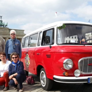 Eine Gruppe mit dem Barkas vor dem Brandenburger Tor