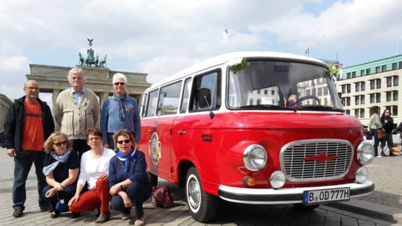 Eine Gruppe mit dem Barkas vor dem Brandenburger Tor