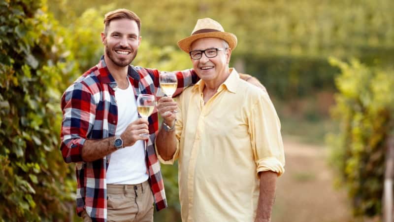 Ein Vater mit seinem Sohn bei einer Weinwanderung.