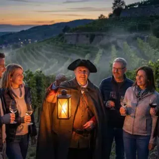 Personen sind bei der Nachtwächter Tour in Radebeul zu sehen.