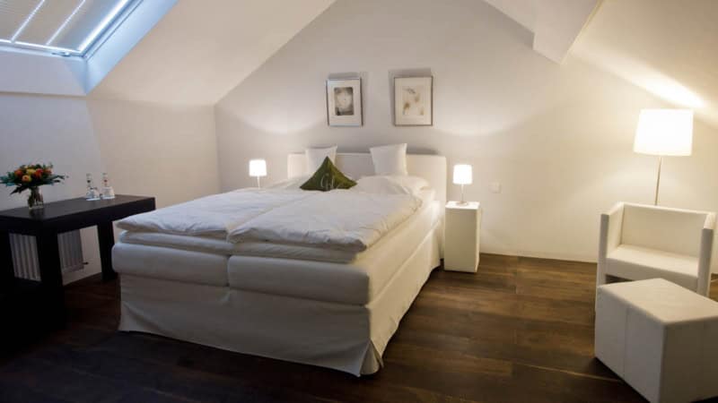 Modernes sauberes Hotel Zimmer mit großem Bett.
