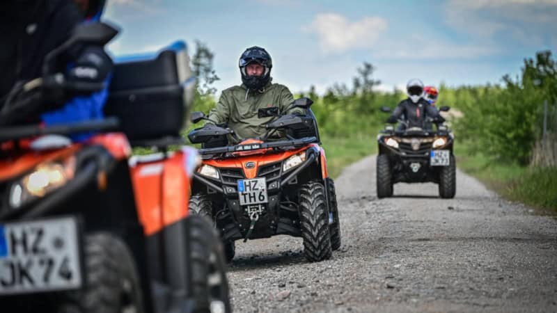 Quad Korso auf einem Feldweg in voller fahrt.