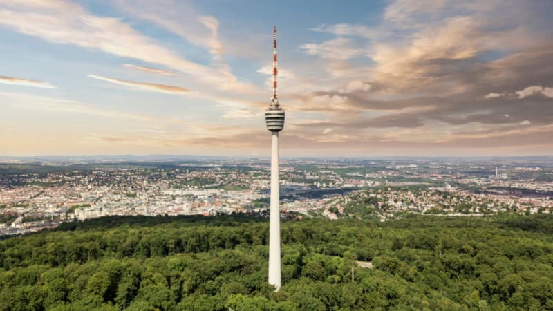 Fernsehturm in Stuttgart mit Blick über die Stadt aus Weitsichtperspektive. Fernsehturm im Vordergrund- Segway Tour