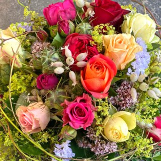 Ein Blumenkranz, den man während des Floristikkurses zusammenstellt.