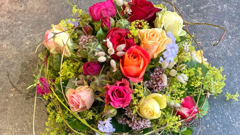 Ein Blumenkranz, den man während des Floristikkurses zusammenstellt.