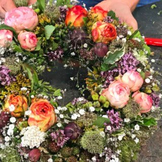 Ein Blumenkranz, den man während des Floristikkurses zusammenstellt.