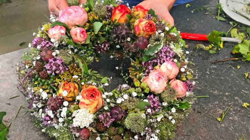 Ein Blumenkranz, den man während des Floristikkurses zusammenstellt.
