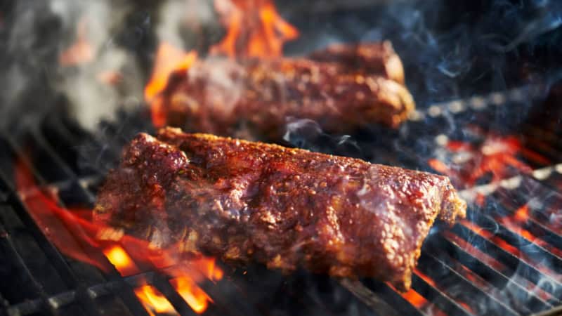 BBQ Ribs werden auf einem Grill gegrillt.