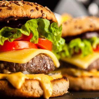 2 Double Cheeseburgers auf einem Bild.