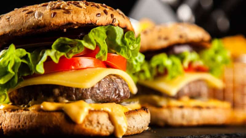 2 Double Cheeseburgers auf einem Bild.