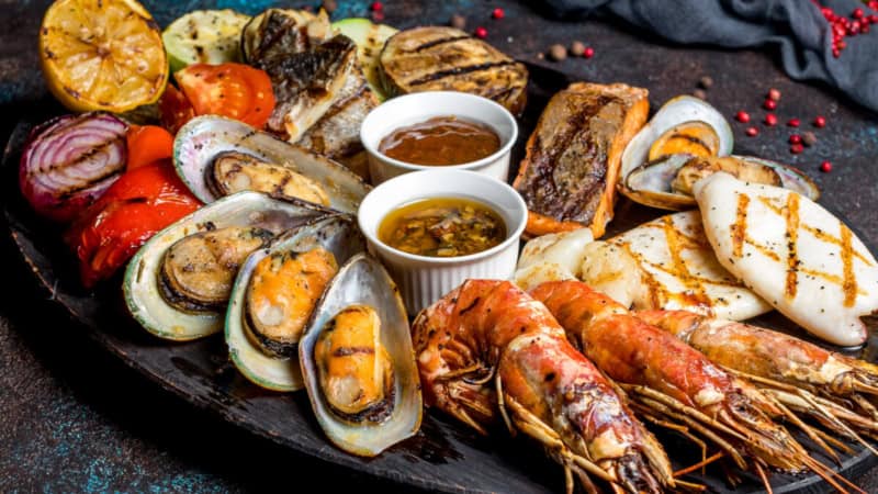 Seafood Teller mit Brot und Dips.