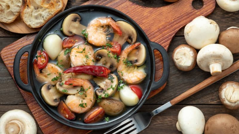 Champignon-Topf mit Gemüse überbacken.