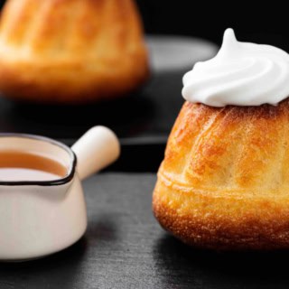 Französisches Dessert mit Schlagsahne und Soße.