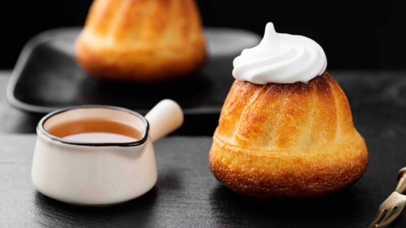Französisches Dessert mit Schlagsahne und Soße.