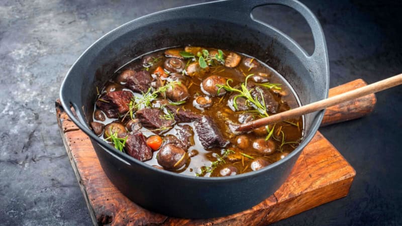 Französisches Gulasch mit Gemüse in einem Topf.