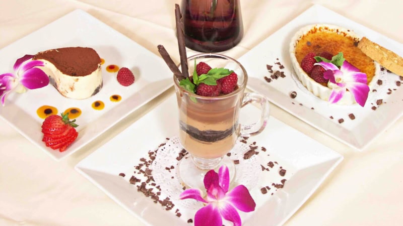 Französische Süßigkeiten - Creme Brulee, Mousse au Chocolat und Kuchen.