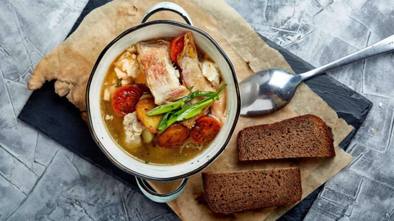 Französische Suppe in einem Topf mit Brot.