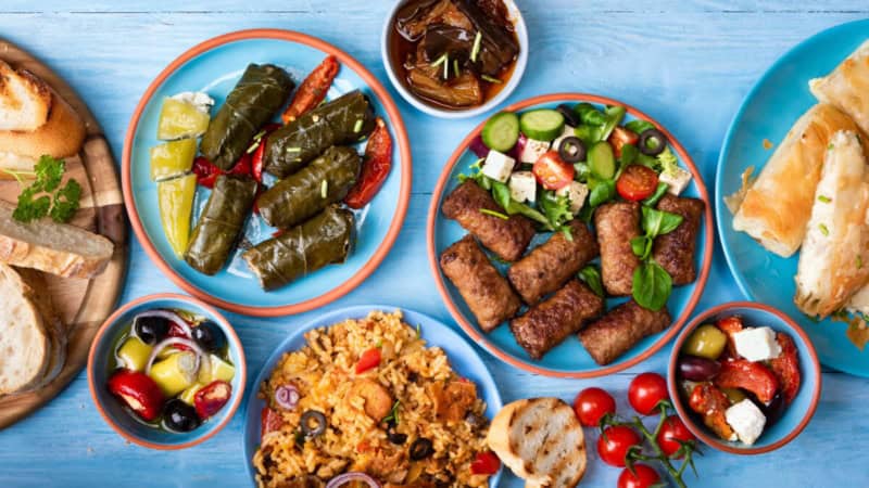 Verschiedene griechische Speisen auf einem Tisch.
