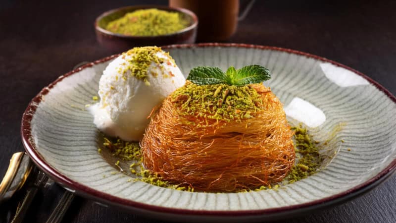 Griechisches Dessert mit Eis und Pistazien.