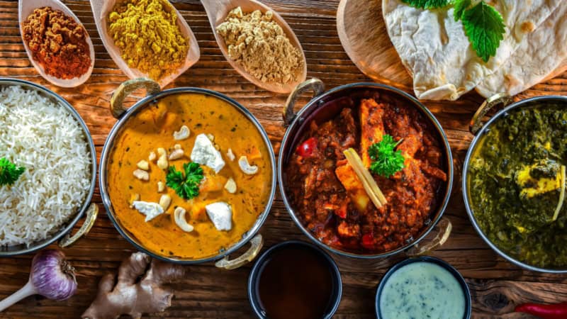 Verschiedene indische Speisen auf dem Tisch.