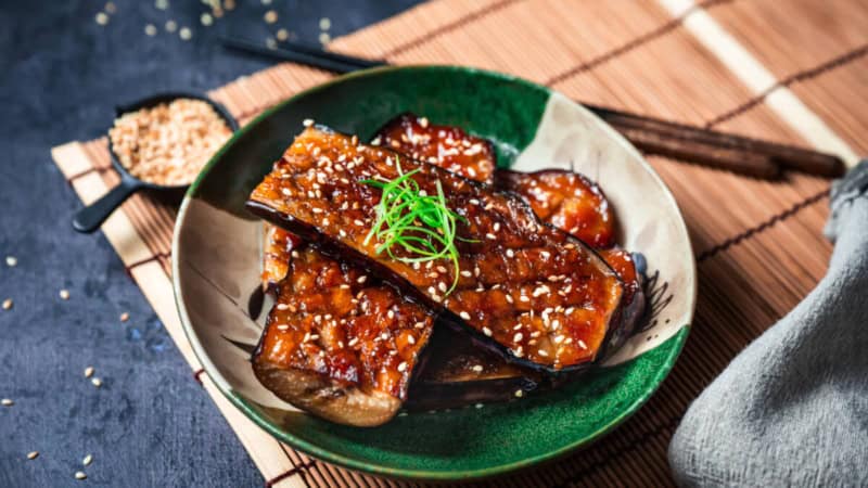Miso Auberginen Gericht mit Sesam auf einem Teller.