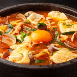 Koreanische Suppe mit Ei und Tofu in einem Schüssel.