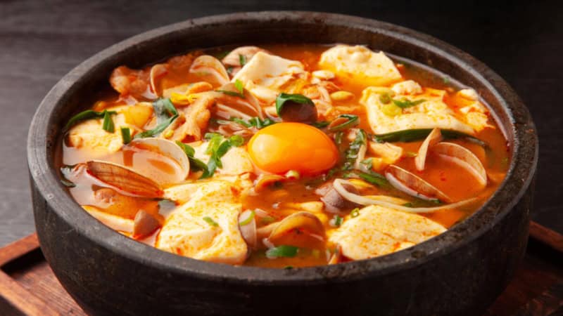 Koreanische Suppe mit Ei und Tofu in einem Schüssel.