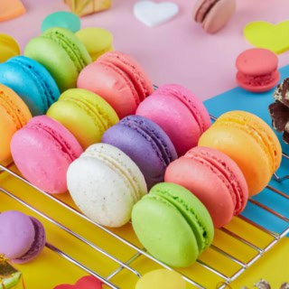 Bunte Macarons auf einem Tisch.