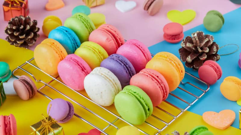 Bunte Macarons auf einem Tisch.